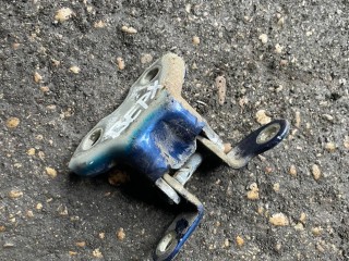 Петля двери задней правой, Toyota Prius 2005-2011