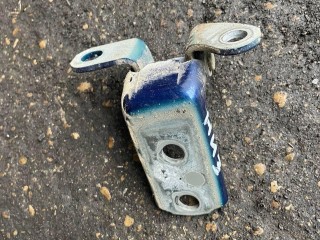 Петля двери задней правой, Toyota Prius 2005-2011