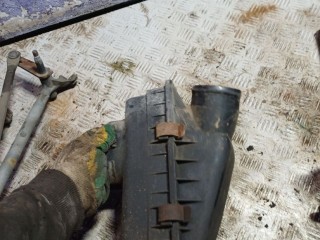 Корпус воздушного фильтра Chrysler Voyager 3 1995-2001