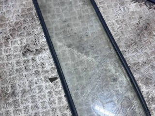 Стекло заднее Mercedes T1, левый руль