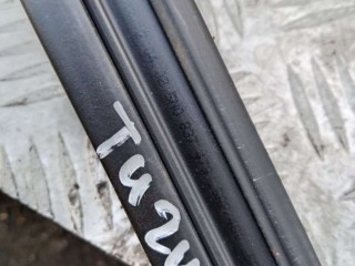 Молдинг стекла двери передней правой внутренний, ориг. номер 5N0837479, Volkswagen Tiguan 1 2011-2019