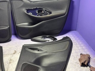 Обшивка двери (дверная карта) комплект, Toyota Yaris 4 2017-2022