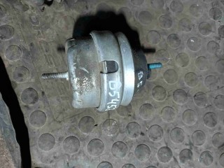Подушка крепления двигателя Volkswagen Passat B5 1996-2001