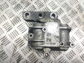 Подушка крепления двигателя Volkswagen Passat 2005-2010