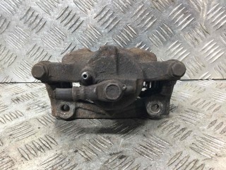 Суппорт передний левый, ориг. номер 477500H010, Toyota Aygo 2005-2008