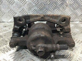 Суппорт передний левый, ориг. номер 477500H010, Toyota Aygo 2005-2008