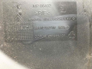 Обшивка двери передней левой (дверная карта), ориг. номер 9681234677, 9681235277, Peugeot Partner 2002-2012