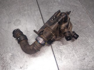 Корпус термостата, ориг. номер 9822405780, 9843217680, Peugeot 5008 2 поколение 2020-2024