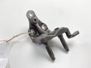Кронштейн опоры двигателя, ориг. номер GA2A39030E, Mazda Premacy 1999-2001