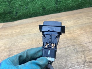 кнопка аварийной сигнализации, ориг. номер LC62664H0, Mazda MPV 2 поколение 1999-2003