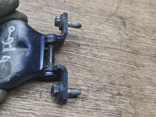 петля двери передней левой, Mitsubishi Carisma 1 поколение 1995-1999