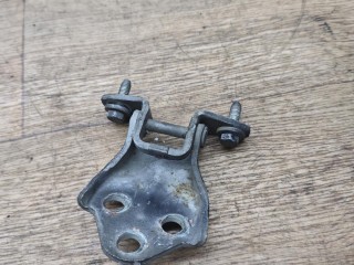 петля двери передней левой, Mitsubishi Carisma 1 поколение 1995-1999