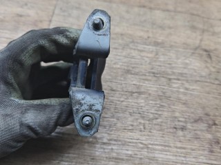 петля двери передней левой, Mitsubishi Carisma 1 поколение 1995-1999