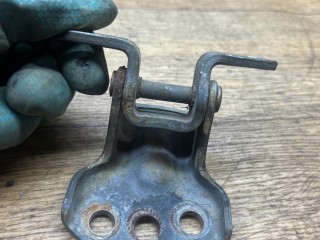 петля двери передней правой, Mazda MPV 2 поколение 1999-2003