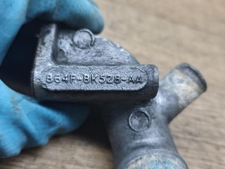 фланец (тройник) системы охлаждения, ориг. номер 864F8K528AA, Ford Transit 4 поколение 1986-1991