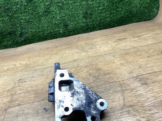 кронштейн генератора, ориг. номер 1251102040, Toyota Avensis 1 поколение T220 1997-2000