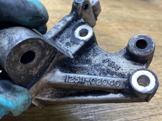 кронштейн генератора, ориг. номер 1251102040, Toyota Avensis 1 поколение T220 1997-2000